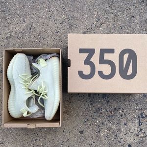 Yeezy boost, men’s 5, women’s 6.5. Comes with box